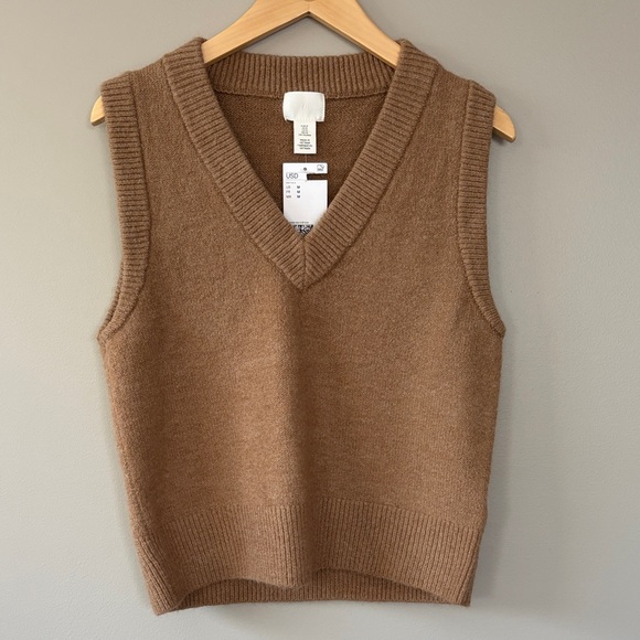 H&M Sweaters - NWT H&M Preppy Sweater Vest Size Medium Neutral Tan Brown Chunky Knit Soft